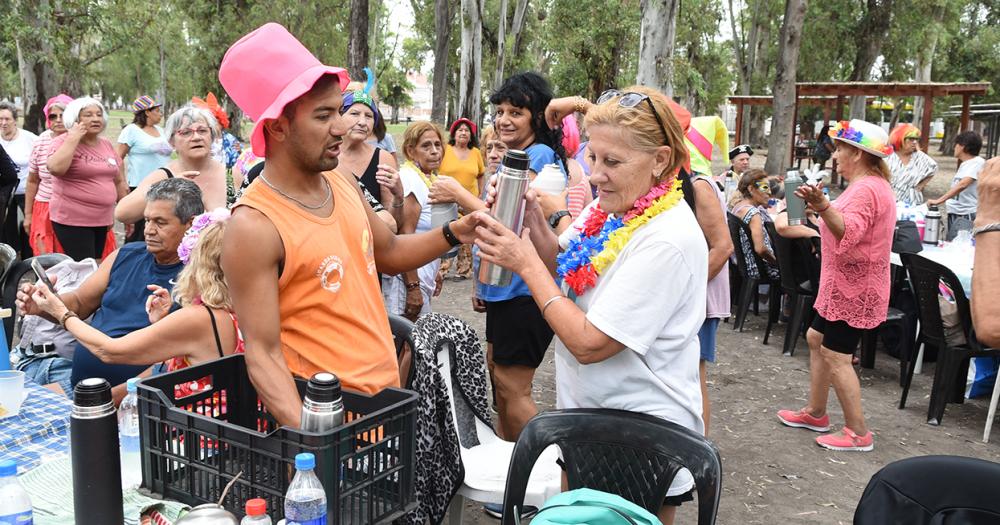 Con baile y espuma finalizoacute la Colonia para Adultos Mayores en Lomas