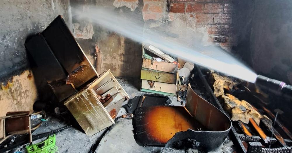 Las autoridades evitaron que las llamas se propaguen en el resto de la vivienda