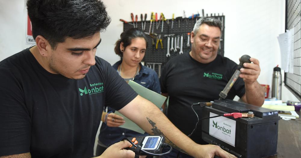 Son pioneros en fabricar bateriacuteas en el paiacutes- su historia en Lomas