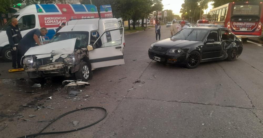 Los dos autos sufrieron daños por el accidente