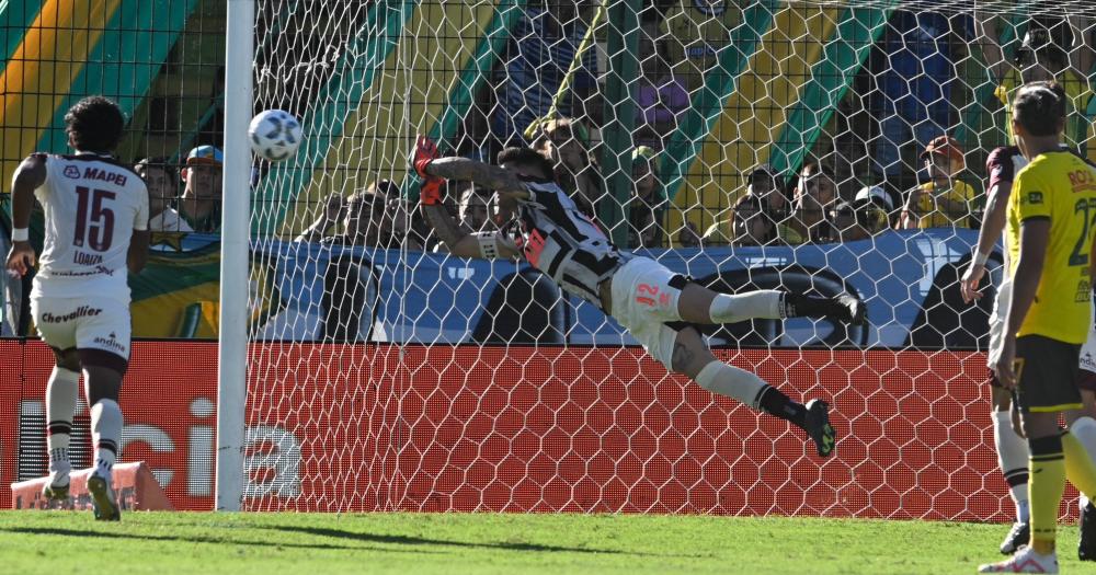 Acosta desvía el tiro libre de Fernndez