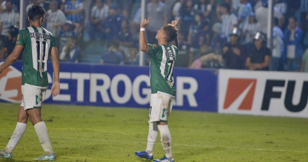 Rivera marcó dos golazos para el Albiverde ante el Decano