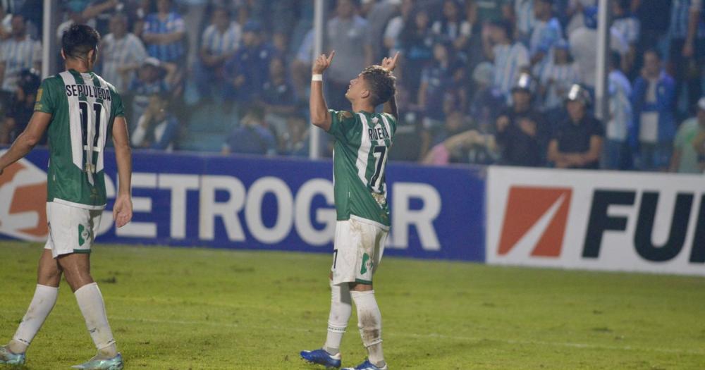 Rivera marcó dos golazos para el Albiverde ante el Decano