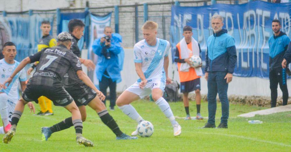 Pedro Souto maniobra ante dos rivales