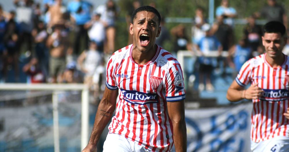 Los Andes pisoacute fuerte ante Argentino de Merlo y es liacuteder de la Primera B