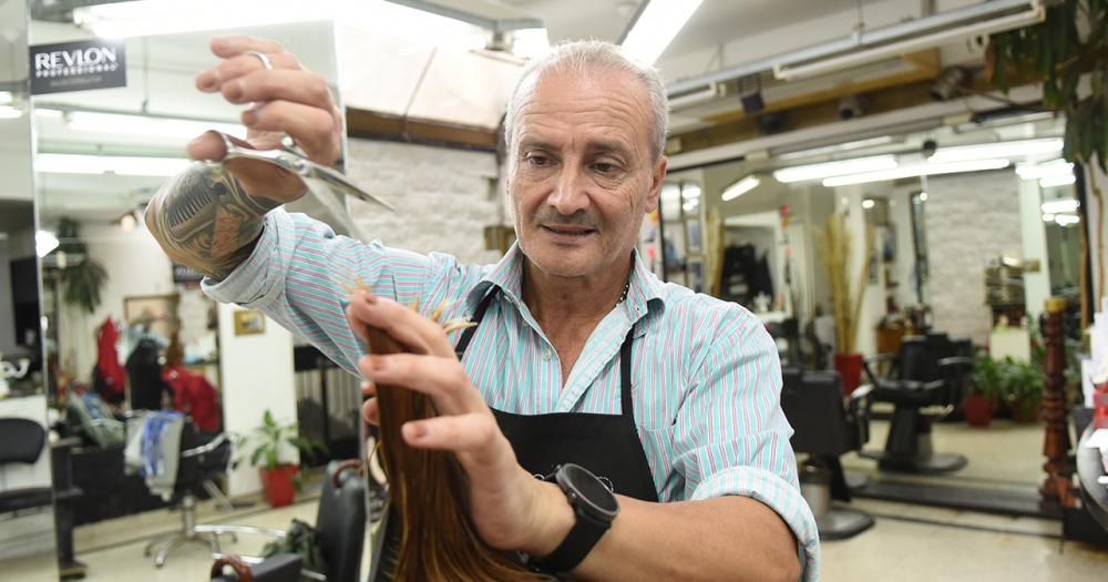 Atiende la peluqueriacutea que abrioacute su abuelo- maacutes de un siglo de historia