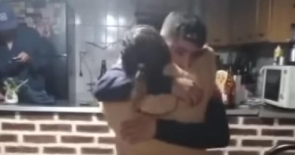 El abrazo de Emiliano y su madre en un festejo de cumpleaños