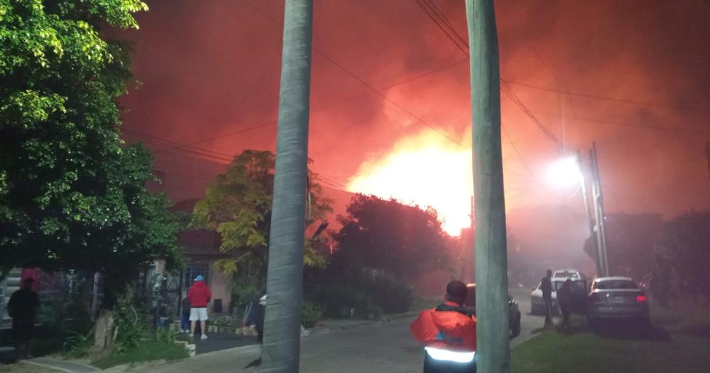 Los vecinos de la cuadra tuvieron que salir de sus casas en plena madrugada