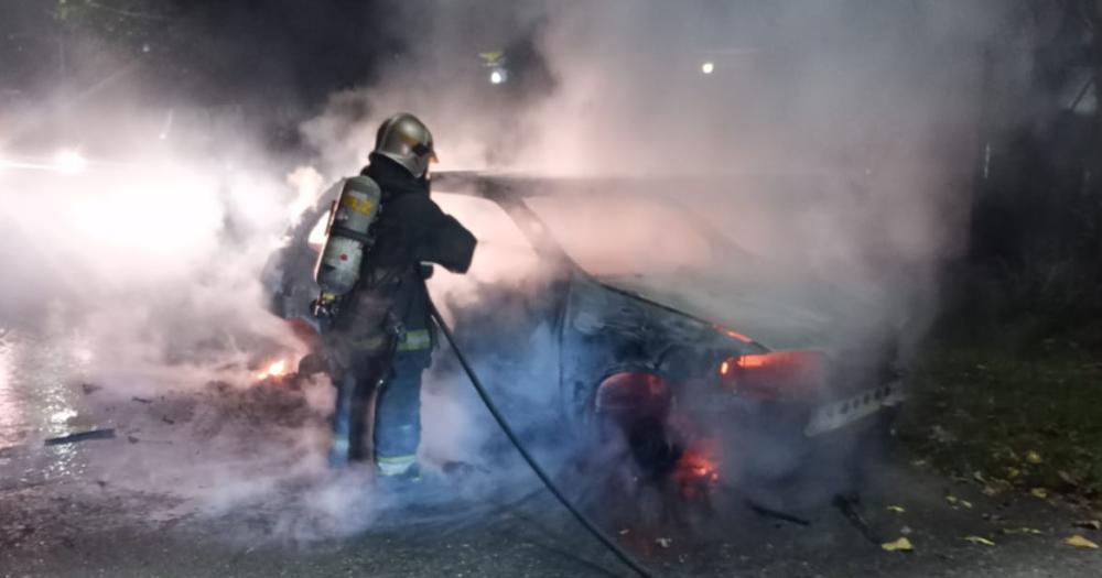 El auto fue consumido por el fuego pese al rpido accionar de los Bomberos de Lomas