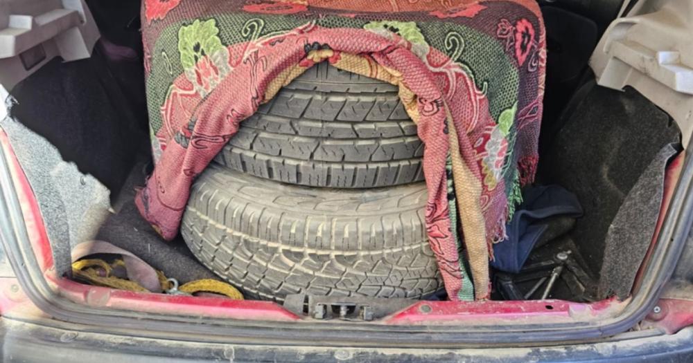Las ruedas encontradas en el auto de los delincuentes