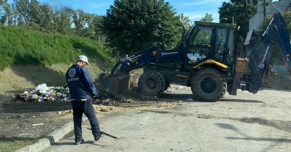 Realizan trabajos en los mrgenes y puntos crónicos del Arroyo del Rey