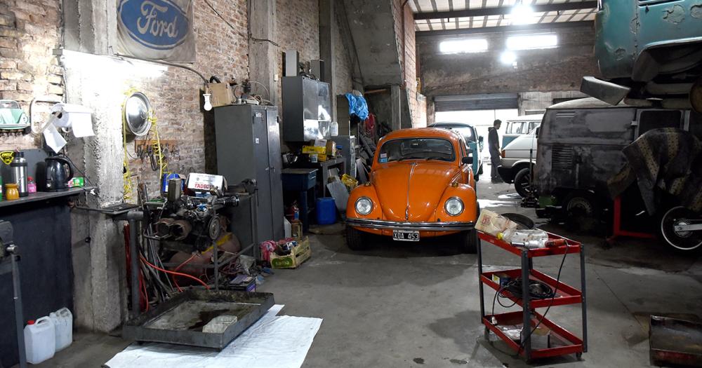 El lomense que hace maacutes de 36 antildeos arregla Volkswagen Escarabajos y Kombi