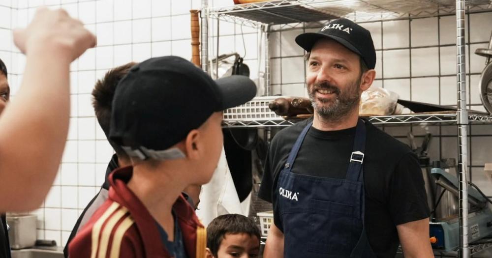 Los chicos de Palomitas Mensajeras visitaron el local de hamburguesas Olika