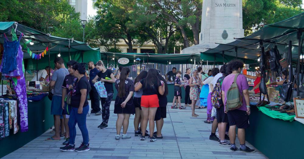 La Feria Artesanal de la Plaza Grigera forma parte del Polo Cultural de Lomas