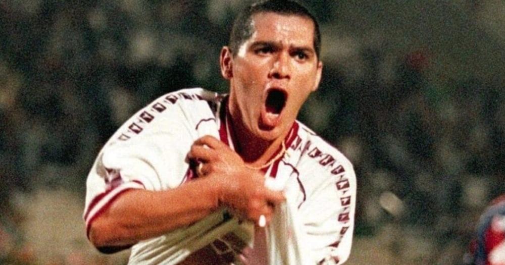 Se cumplen 26 antildeos del emocionante gol de Hugo Morales en Lanuacutes- el video