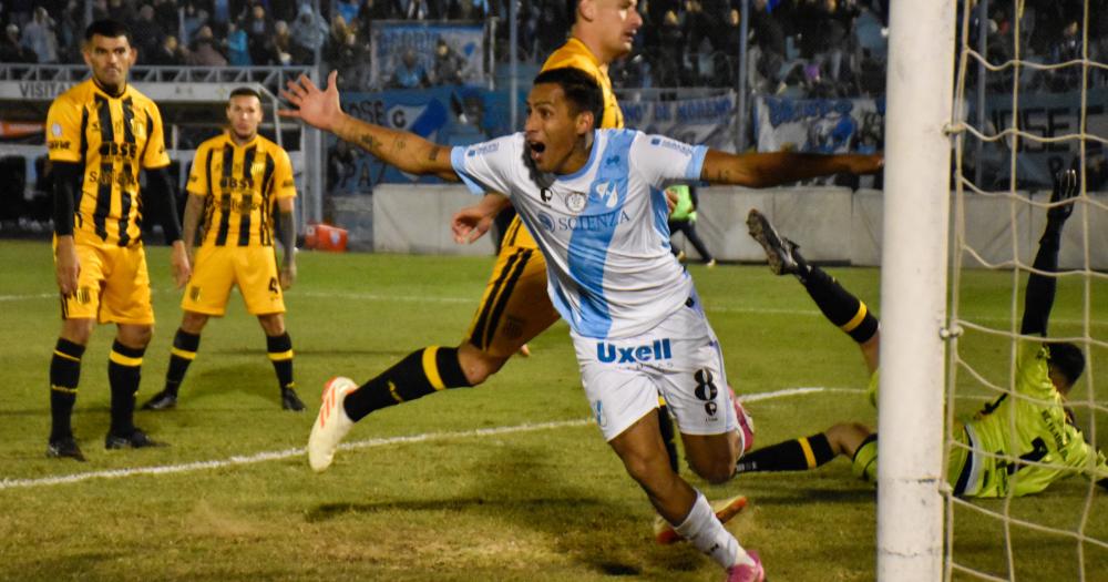 Emanuel Ibñez celebra su gol en el triunfo de Temperley