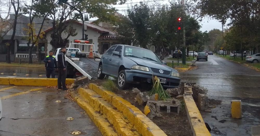 El auto terminó subido al boulevard