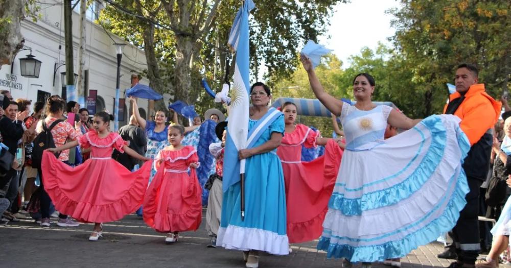 Organizan un gran desfile y una pentildea para celebrar el 25 de Mayo en Lomas