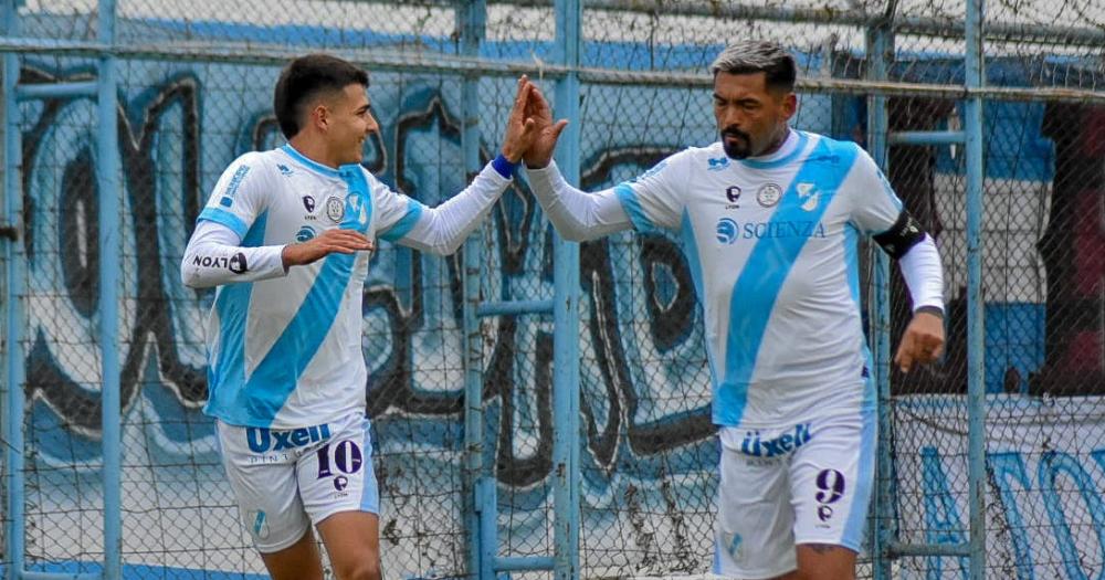 Mavilla celebra su gol junto al Animal López