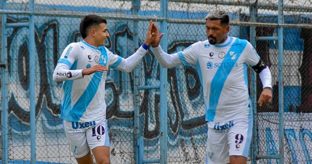 Mavilla celebra su gol junto al Animal López