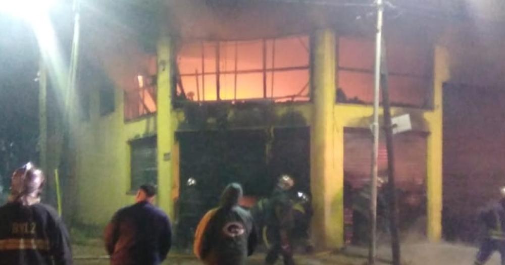 Un feroz incendio en una faacutebrica de Centenario generoacute una gran nube de humo