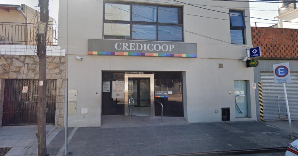 Todo ocurrió en la puerta del Banco Credicoop