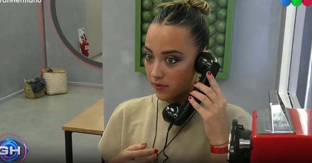 Florencia atendió el teléfono rojo