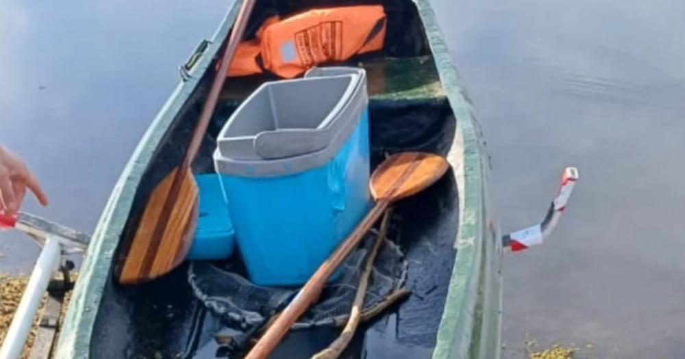 Intentó escapar remando en una canoa