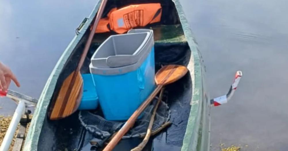Intentó escapar remando en una canoa