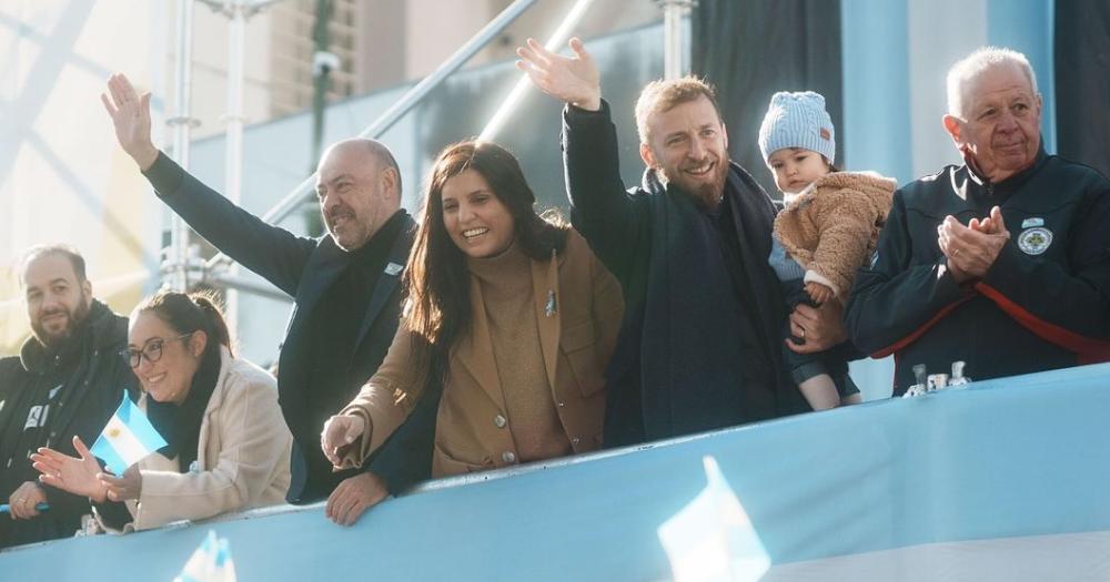 Otermín disfrutó del desfile cívico junto a su esposa Daniela Vilar y su hija Sofía