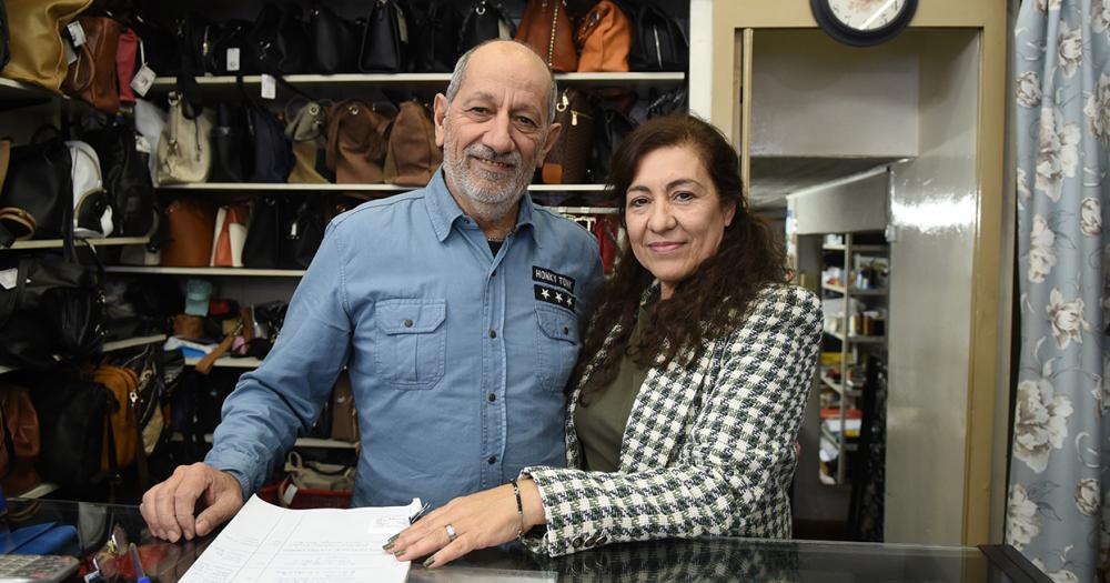 Desde 1974 hacen y venden artesaniacuteas en cuero en el centro de Lomas