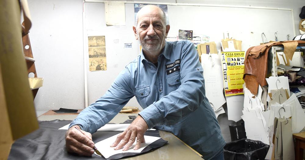 Desde 1974 hacen y venden artesaniacuteas en cuero en el centro de Lomas