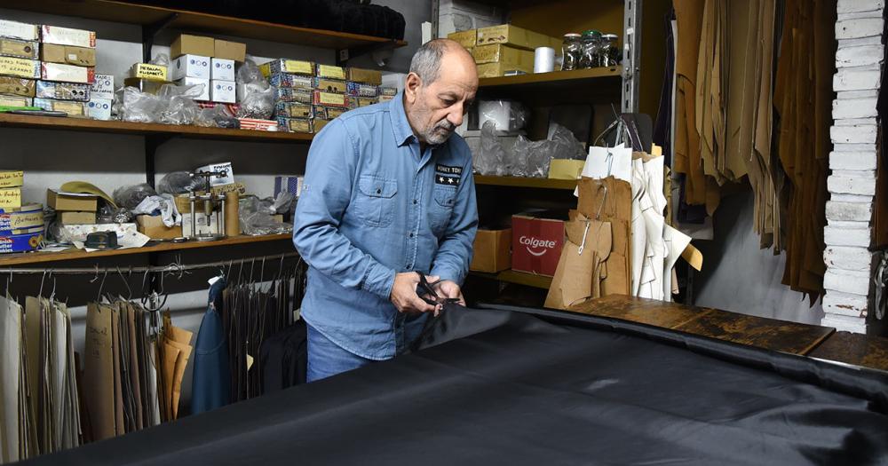 Desde 1974 hacen y venden artesaniacuteas en cuero en el centro de Lomas