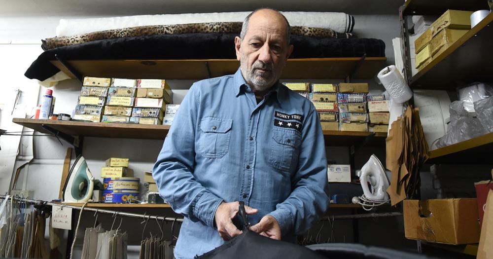 Desde 1974 hacen y venden artesaniacuteas en cuero en el centro de Lomas