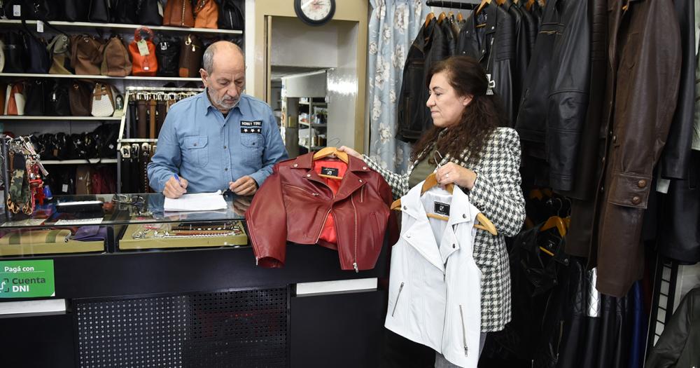 Desde 1974 hacen y venden artesaniacuteas en cuero en el centro de Lomas