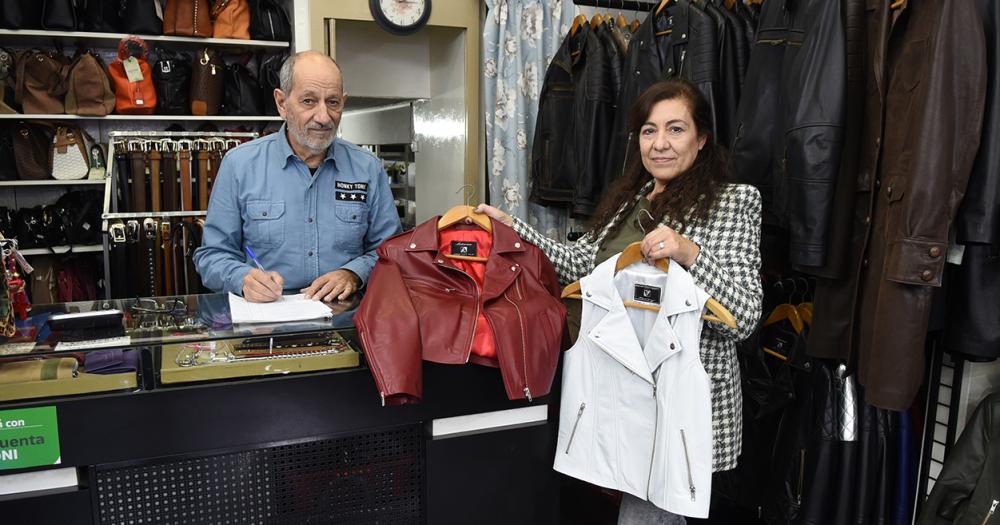 Desde 1974 hacen y venden artesaniacuteas en cuero en el centro de Lomas