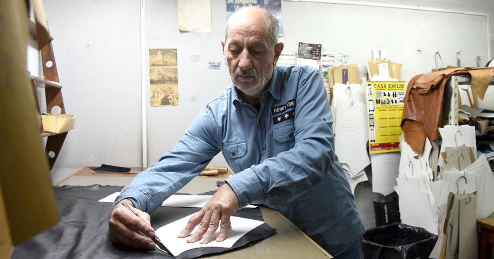 Desde 1974 hacen y venden artesaniacuteas en cuero en el centro de Lomas