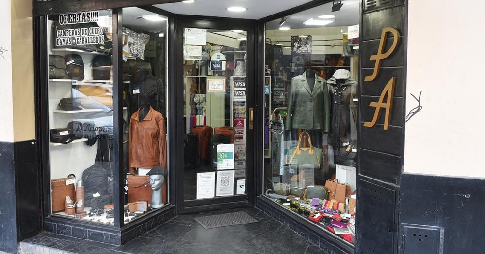 Desde 1974 hacen y venden artesaniacuteas en cuero en el centro de Lomas