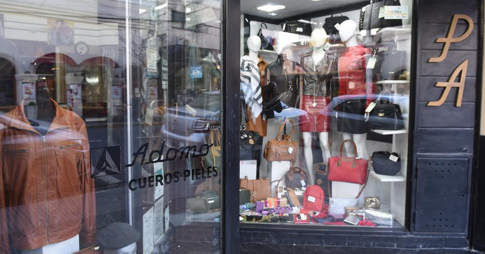 Desde 1974 hacen y venden artesaniacuteas en cuero en el centro de Lomas
