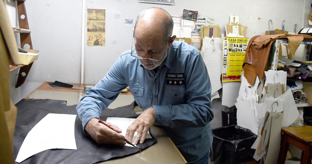 Desde 1974 hacen y venden artesaniacuteas en cuero en el centro de Lomas