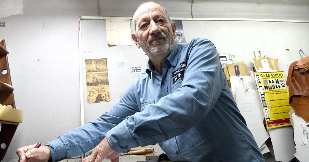 Desde 1974 hacen y venden artesaniacuteas en cuero en el centro de Lomas