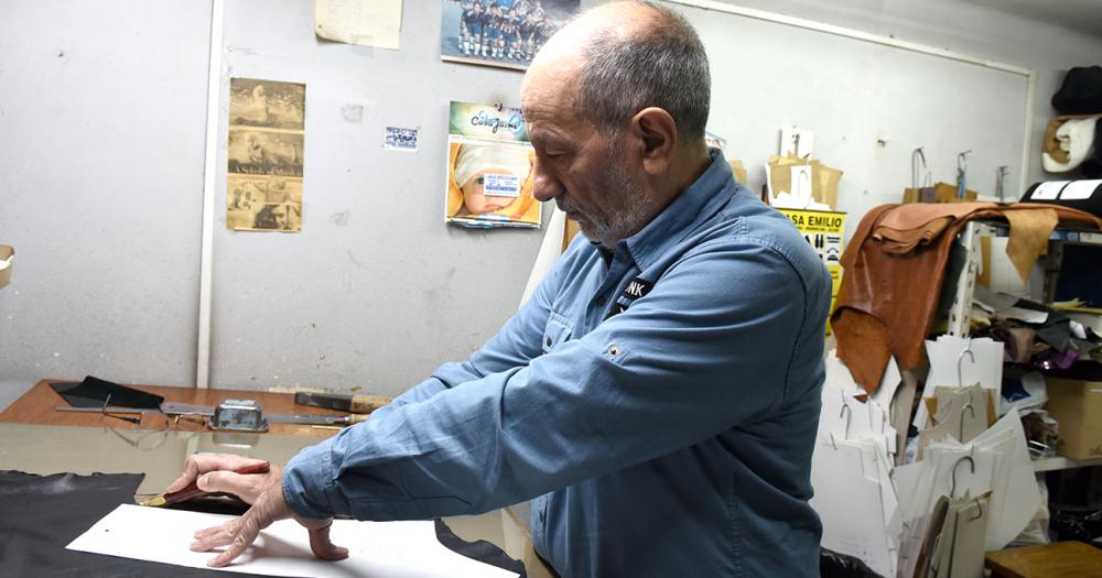 Desde 1974 hacen y venden artesaniacuteas en cuero en el centro de Lomas