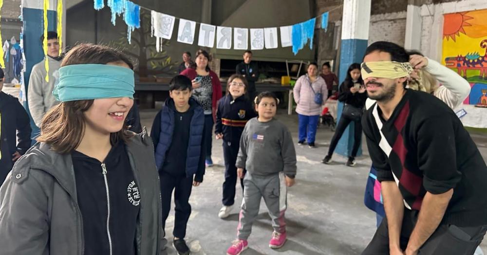 Los padres jugaron junto a sus hijos al gallito ciego