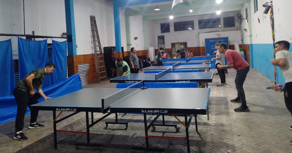 Dictan clases de tenis de mesa en la sociedad de fomento ubicada en Indalecio Gómez 732 La Perla