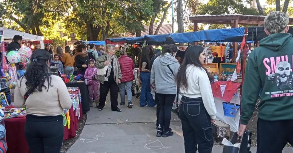 Cada vez ms vecinos se suman a la feria en la Plaza Colón