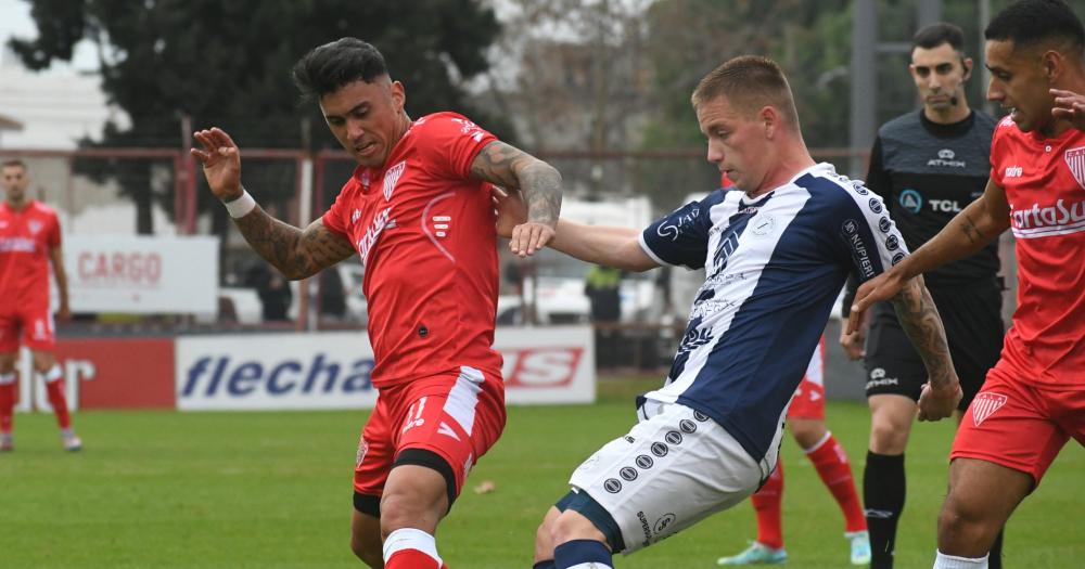 Federico Martínez disputa la pelota