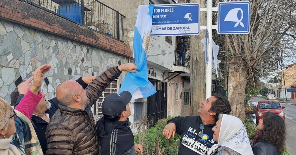 El momento en que descubrieron una de las señalizaciones con el nombre de Héctor Flores