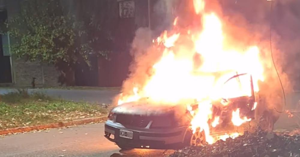 El auto envuelto en llamas