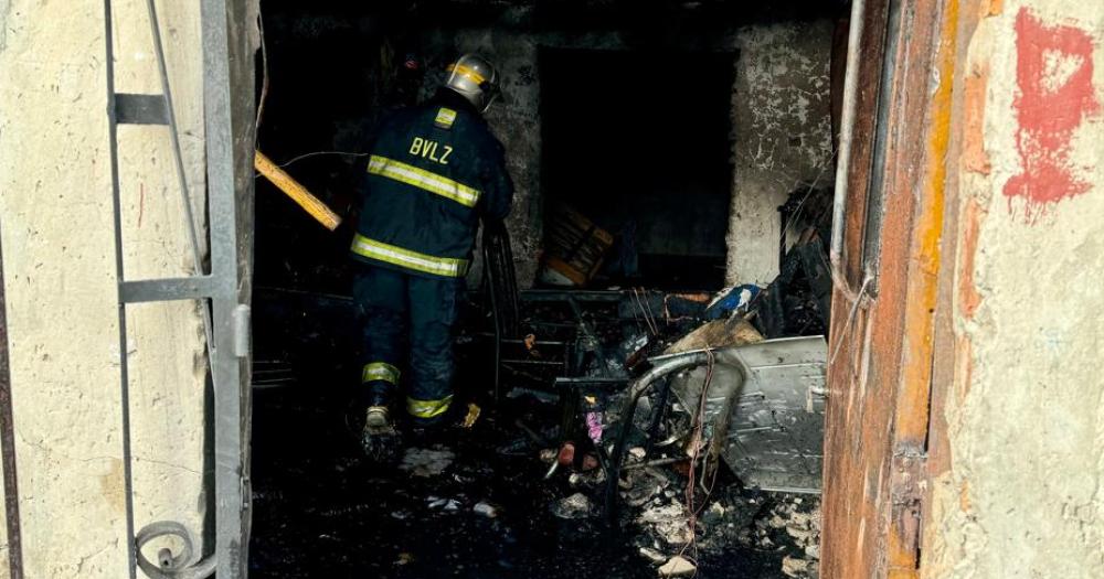 Un incendio destruyoacute un taller en Centenario- una persona fue hospitalizada