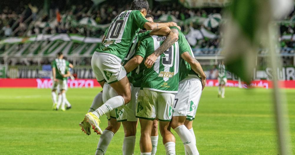 Banfield pegoacute fuerte en el final y sumoacute tres puntos vitales ante Newells